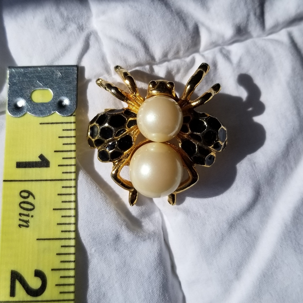 Pearl Bee Brooch 🐝